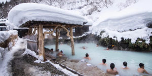 Les onsen au Japon : des bains publics pour se détendre. Ils sont souvent non mixtes.
