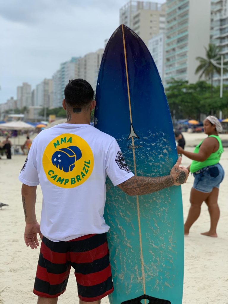 Surfer sur le littoral de Sao Paulo. 